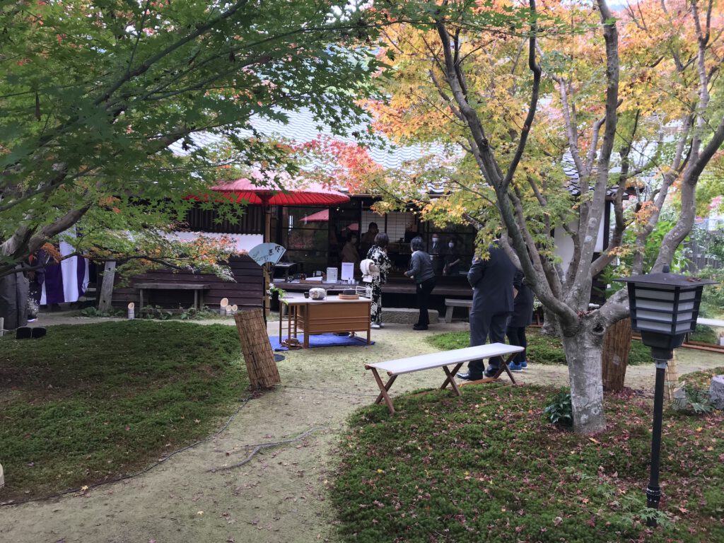 紅葉の庭に設けられたもみじ茶会の野点席