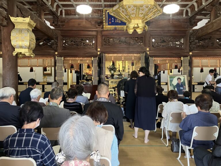 本堂に集まり法要の始まりを待つ薄桜忌の参列者