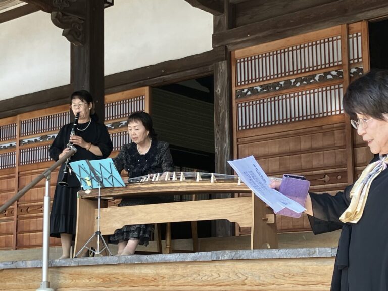 本堂前で箏の演奏を披露する女性たち